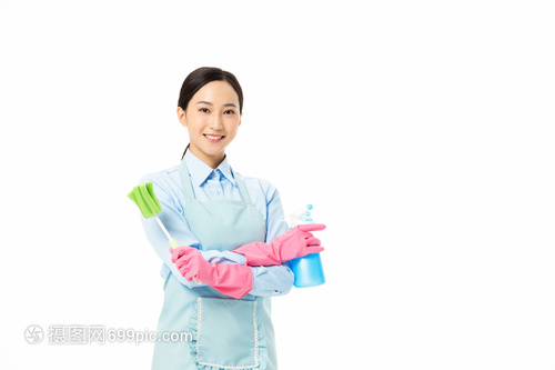 家政服務女性手拿噴壺和長柄清潔刷